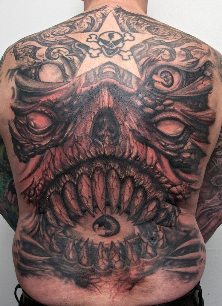 Tatuaggio enorme sulla schiena il mostro & la stella con il teschio