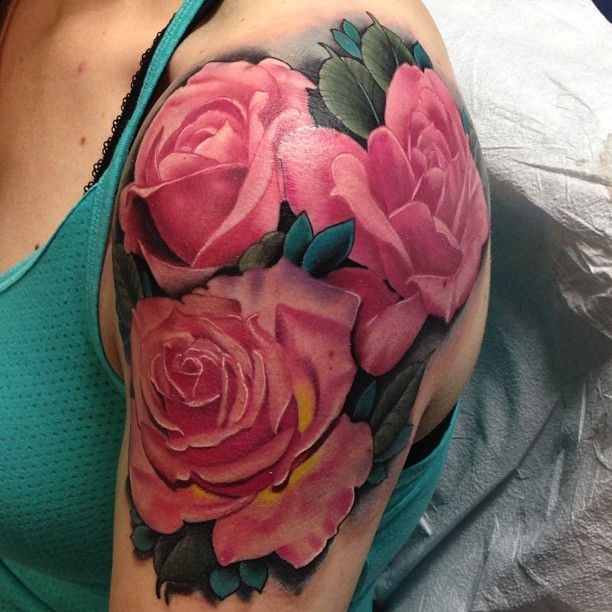 Absolut schöne realistisch rosafarbige Rose Tattoo von Kyle Wood