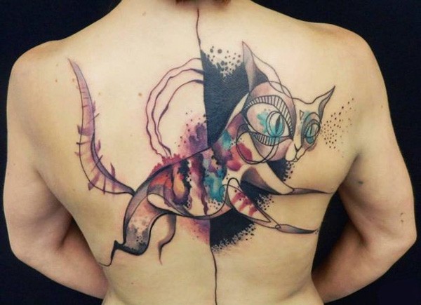 Tatuaggio astratto colorato sulla schiena  il gatto con gli occhi grandi