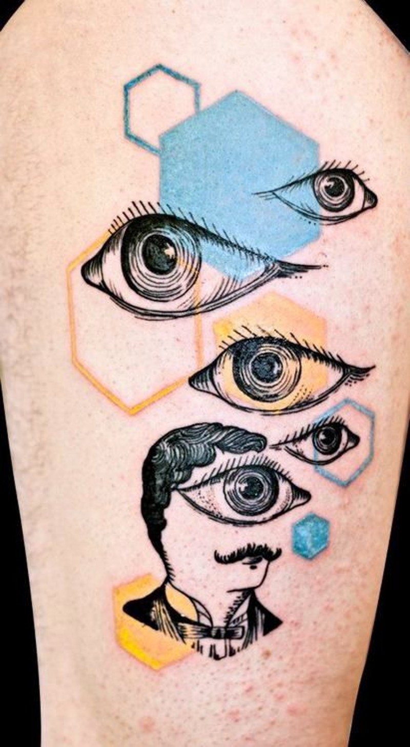 astratto stile mistico dipinto grandi occhi con figure geometrici tatuaggio su spalla