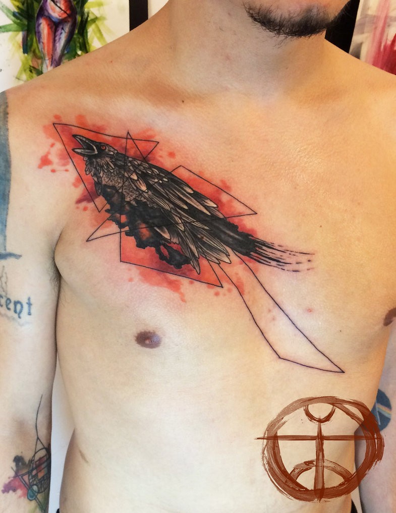 Tatuaje en el pecho, cuervo, fondo rojo