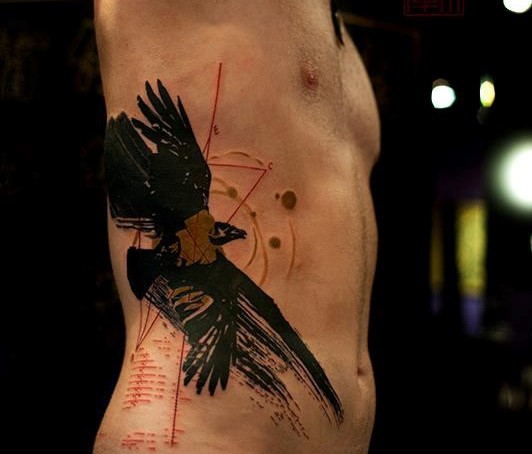 Tatuaje en el costado, águila magnifica con alas desplegadas