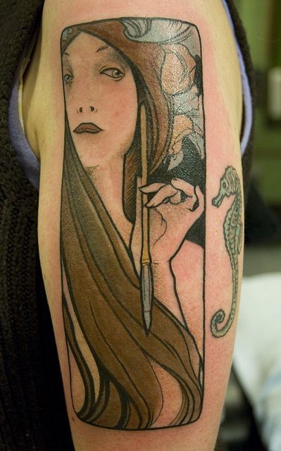 Tatuaje en el brazo, imagen de mujer, estilo abstracto