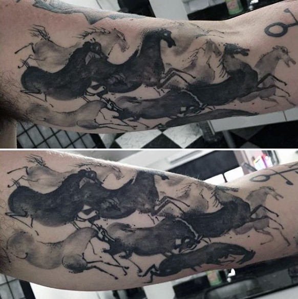 Tatuaje en el brazo, caballos que corren, estilo abstracto