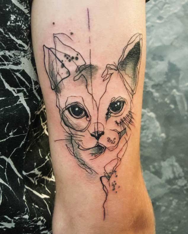 Tatuaje en el brazo, diseño de gato único, tinta negra