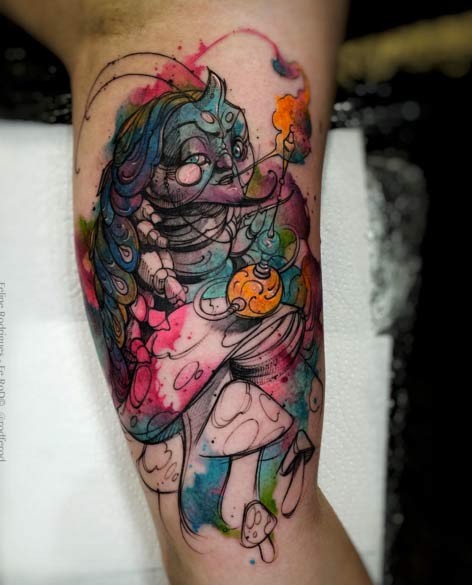 Abstrakter Stil großes gefärbtes cartoonisches Raupe Tattoo am Arm mit Pilzen
