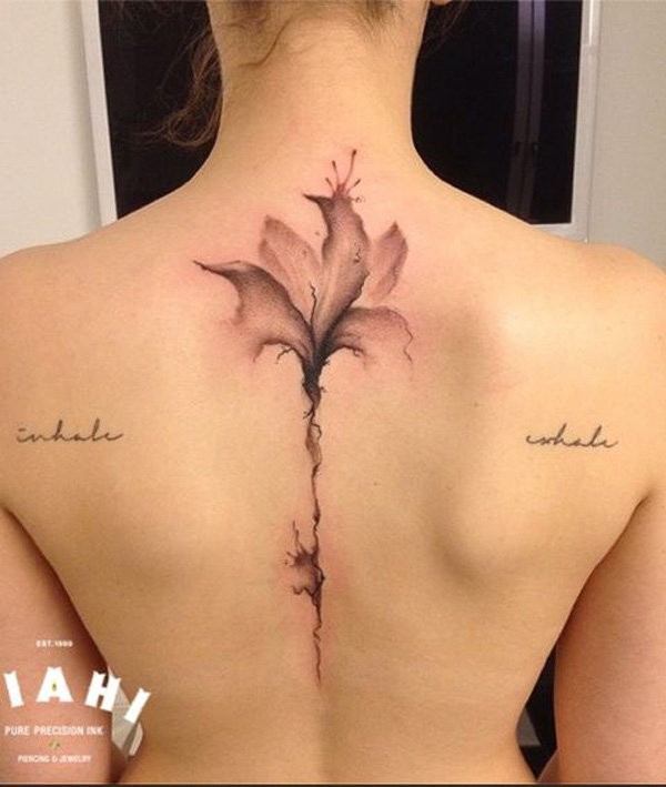 Abstrakter Stil farbige große Blume Tattoo am Rücken mit Schriftzug