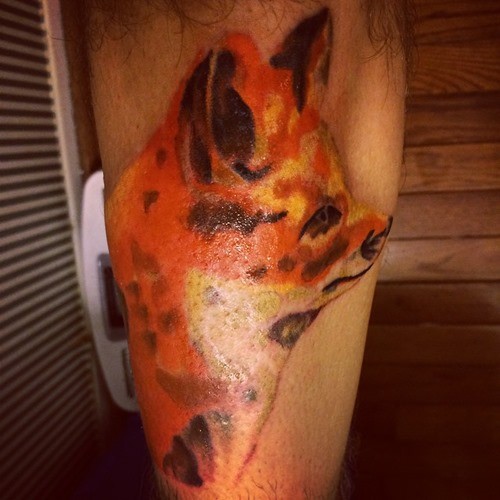 Abstrakter Stil großes farbiges Fuchs Tattoo am Bein
