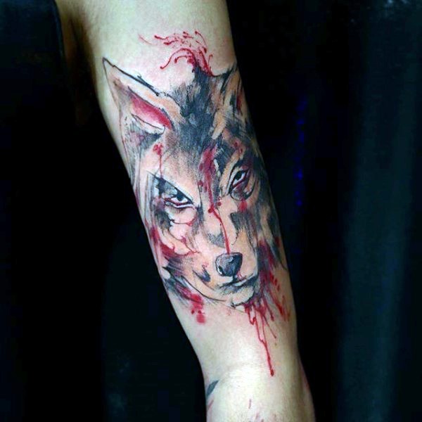 Tatuaje en el brazo, lobo en sangre, estilo abstracto