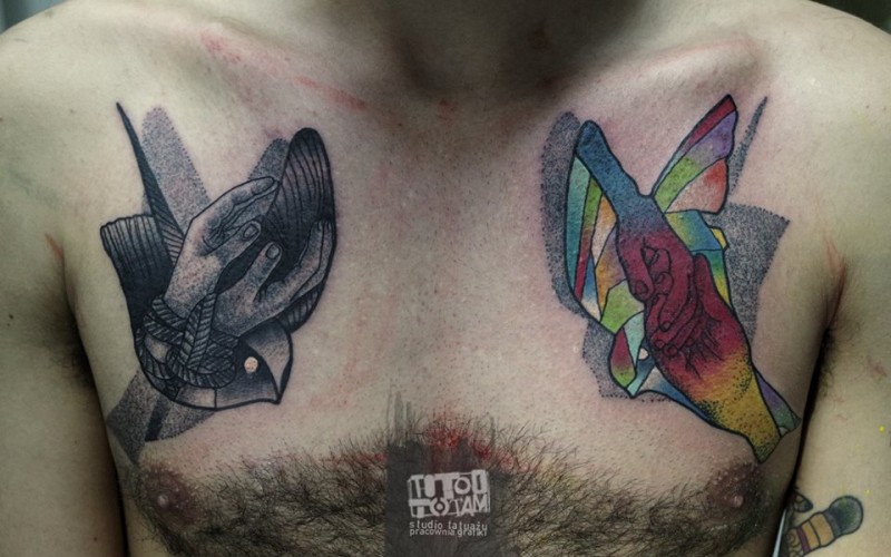 Abstrakter Stil farbiges Brust Tattoo mit abgeseilten Händen