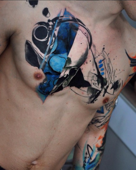 Tatouage de poitrine colorée style abstrait du crâne humain avec des ornements
