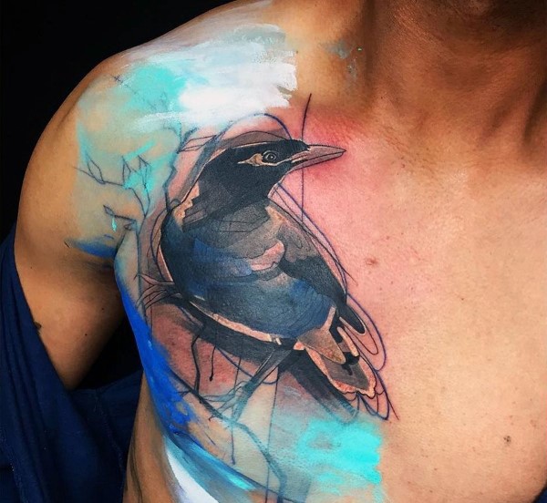 Abstrakter Stil farbiges Brust Tattoo mit großer Krähe