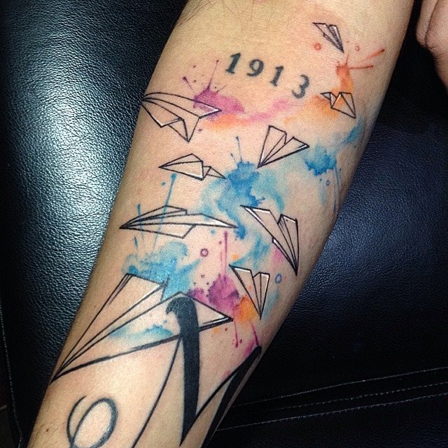Abstrakter Stil farbiges Unterarm Tattoo von fliegenden Flugzeugen und Zahlen