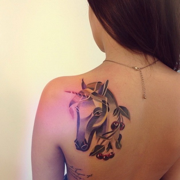Abstrakter Stil farbiges Schulter Tattoo mit fantastischem Einhorn und Kirschen