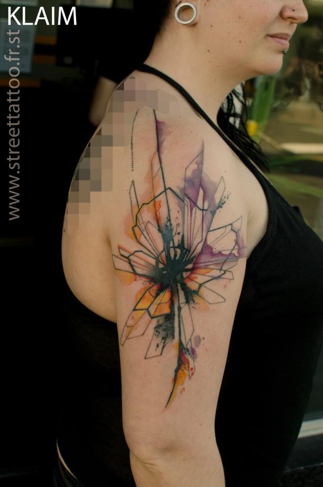 Abstract style colored shoulder tattoo of cool flower shaped ornament