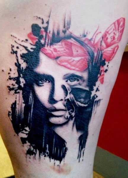 Abstraktstil farbiger Tattoo der Frau mit Schmetterling und Schädels