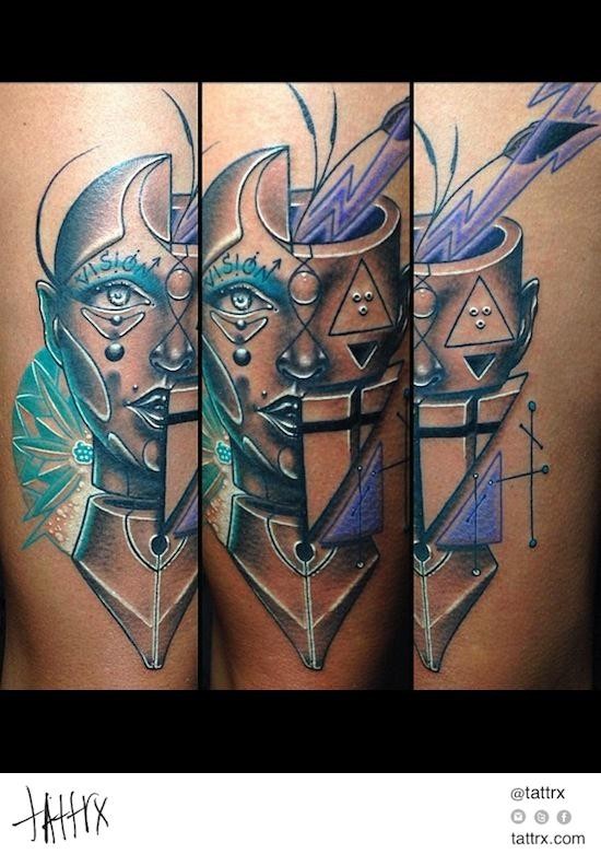 Abstrakter Stil farbiges Tattoo mit halb menschlichen halb geometrischen Figuren