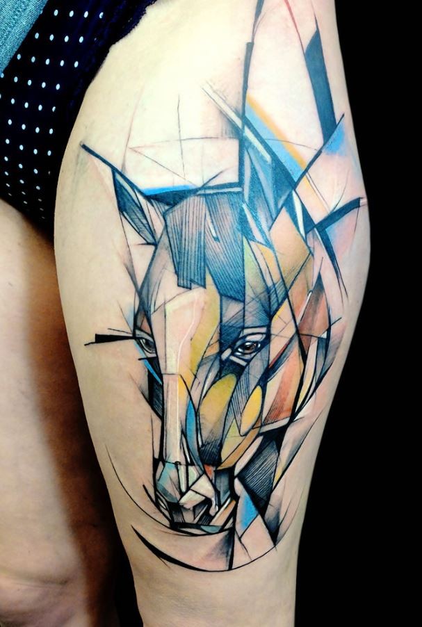 Abstrakter Stil farbiges Oberschenkel Tattoo mit traurigem Pferd