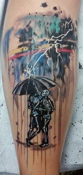 astratto stile colorato colpo di fulmine su ombrello coppia di scheletri tatuaggio su gamba