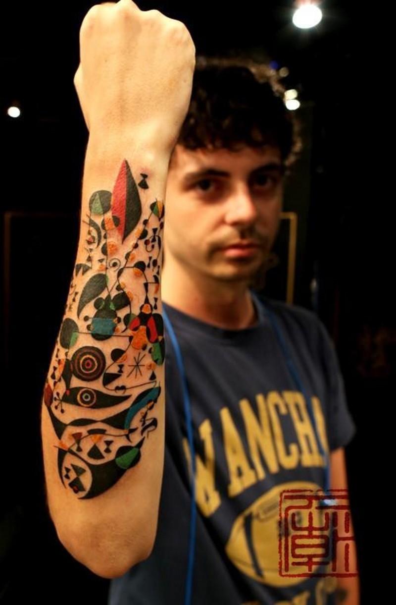 Abstrakter Stil buntes Unterarm Tattoo mit verschiedenen Symbolen
