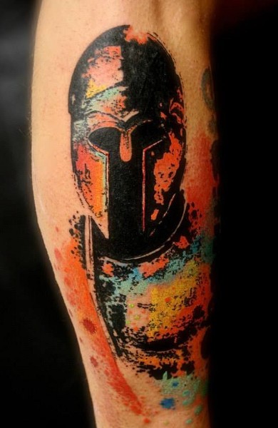 Tatuaje en el antebrazo,
armadura de guerrero medieval, estilo abstracto multicolor