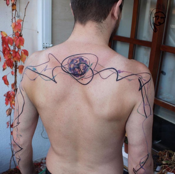 Estilo abstrato colorido criativo parte superior das costas e manga tatuagem de várias linhas