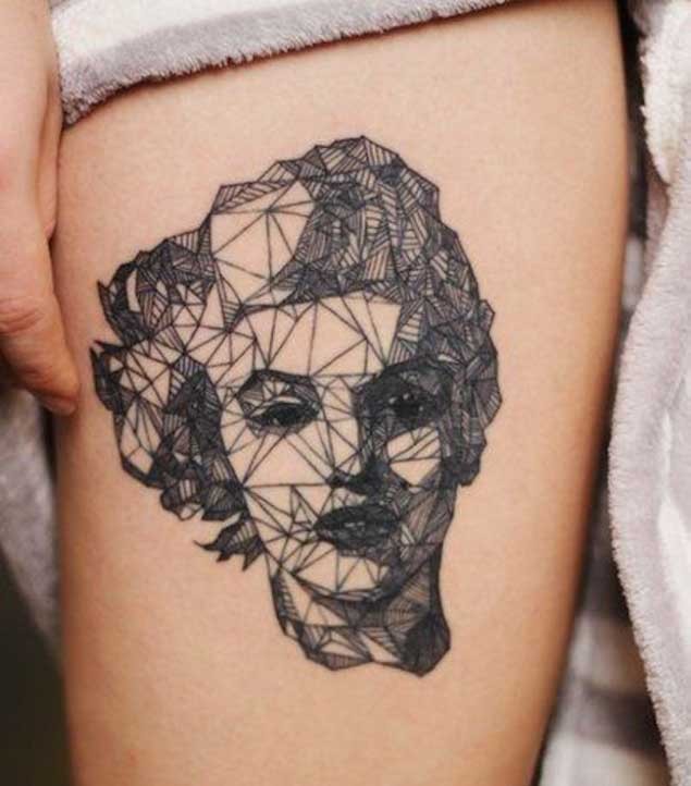 Tatuaje en el muslo,  retrato negro blanco de Merlin Monroe, estilo abstracto
