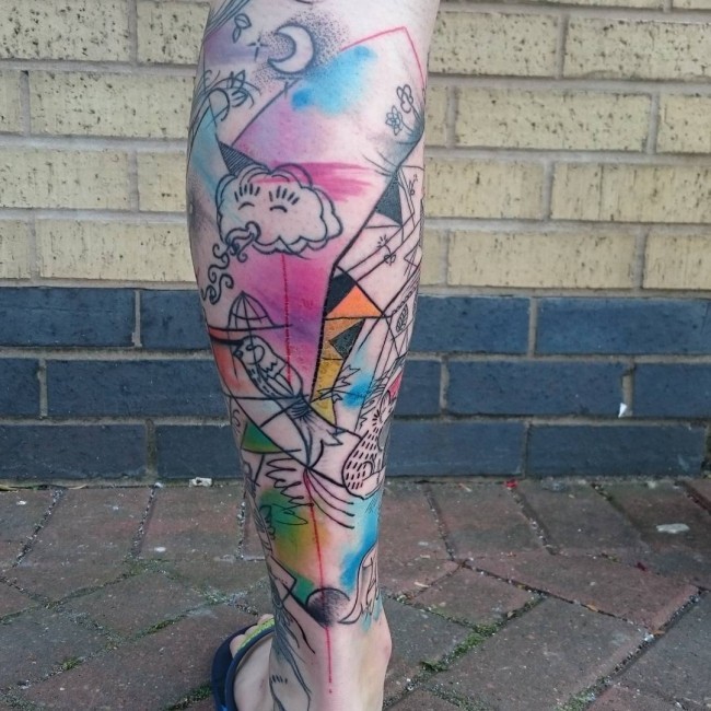 Abstrakter Stil hausgemachtes Tattoo mit farbigen verschiedenen cartoonischen Vögeln mit Mond und Blumen