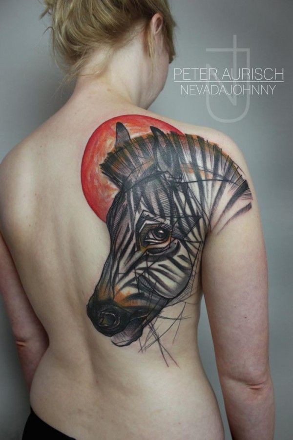 Tatuaje en la espalda, cebra grande bonita, estilo abstracto