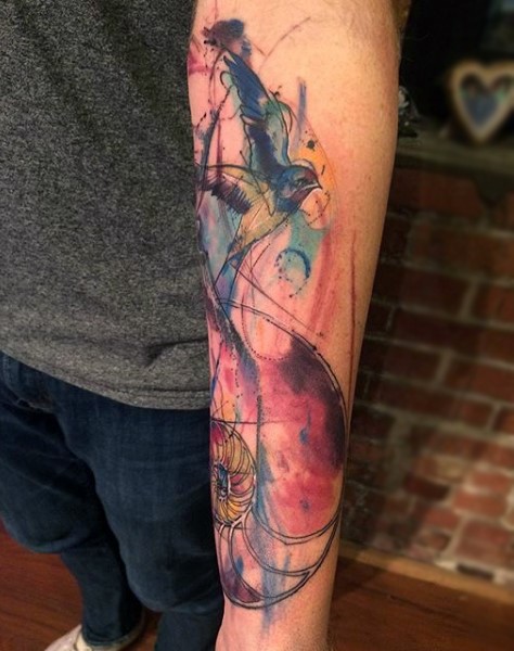 Abstrakter Stil mehrfarbiger Vogel mit Blume Tattoo am Arm