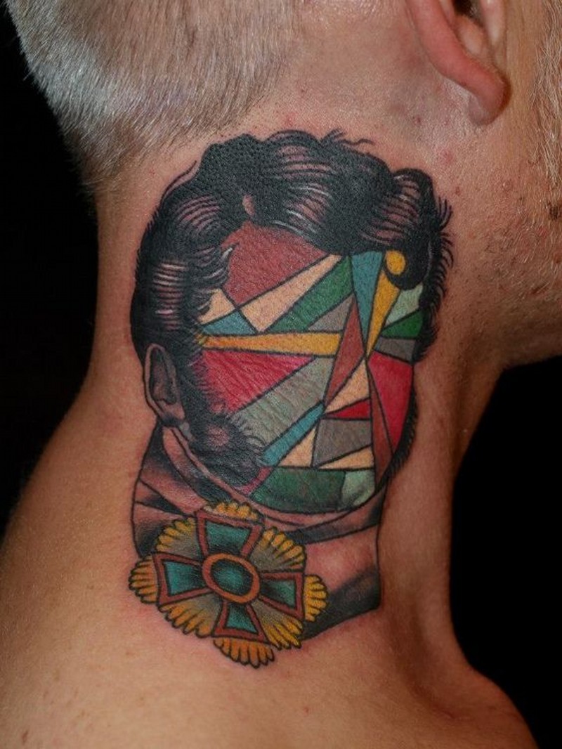 Tatuaje en el cuello, retrato de hombre sin cara con cruz