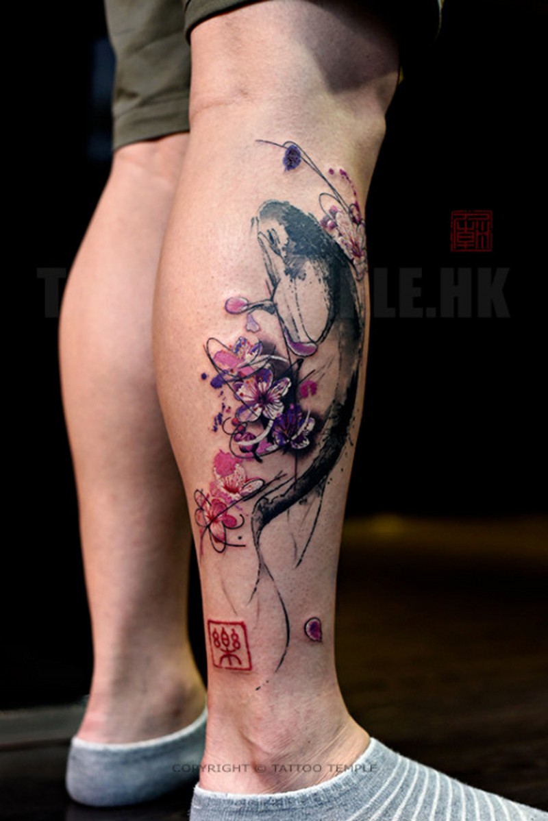 Abstrakter Stil mehrfarbiges Bein Tattoo mit schönen Blumen und kleinem mystischem Symbol