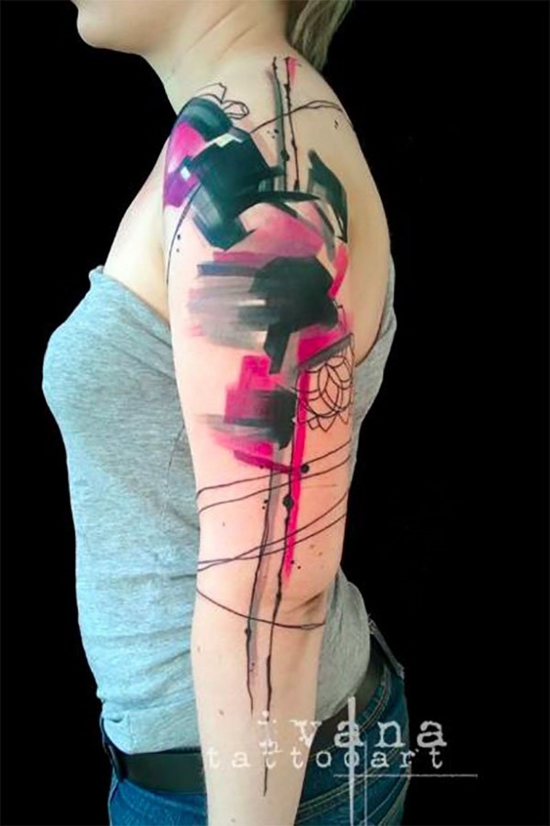 Tatuaje en el brazo, abstracción precioso de varios colores