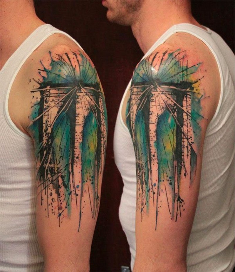 Tatuaje de abstracción de varios colores en el brazo