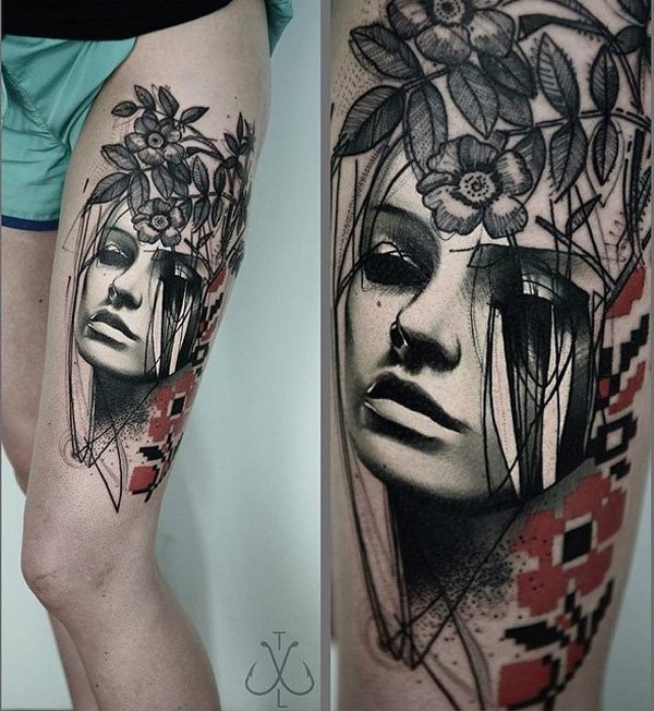 Tatuaje en el muslo,  mujer abstracta y patrón floral,  tinta negra