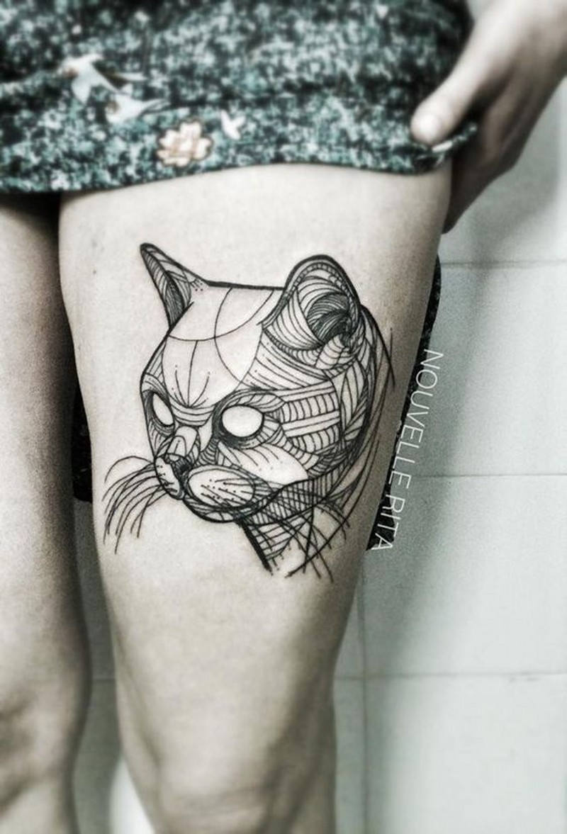 Tatuaje de gato estilizado bonito no pintado en el muslo