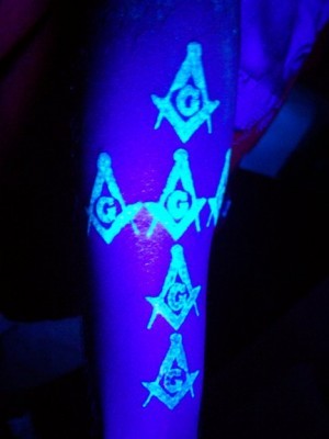 simbolo astratto luce nera tatuaggio su braccio