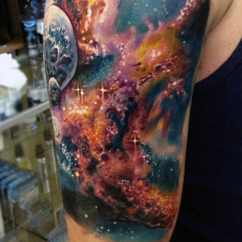 Tatuaje  de espacio extraterrestre fantástico  en el brazo