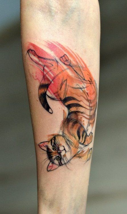 Tatuagem de antebraço colorido de estilo de arte preciso de gato bonito
