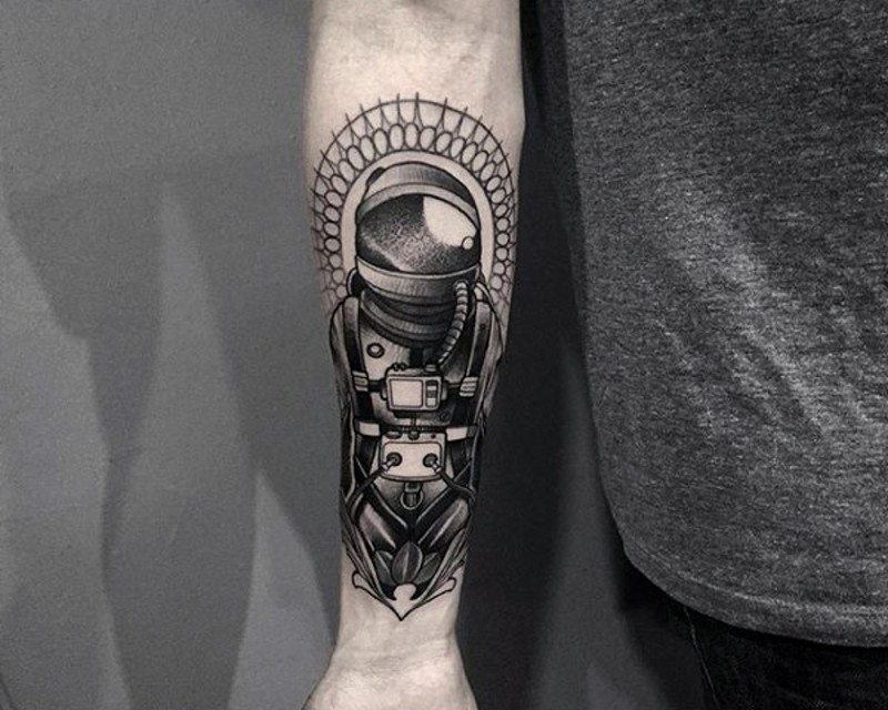 Tatuaje en el antebrazo, astronauta exclusivo negro blanco