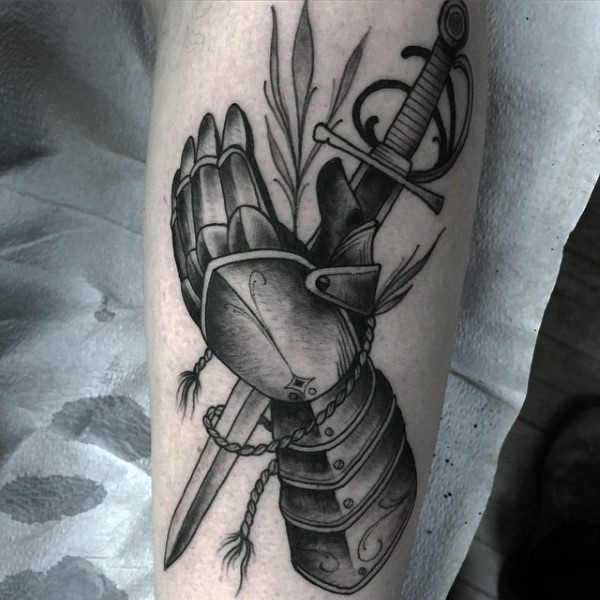Akkurate schwarze und weiße mittelalterliche Handschuhe mit Schwert Tattoo am Arm