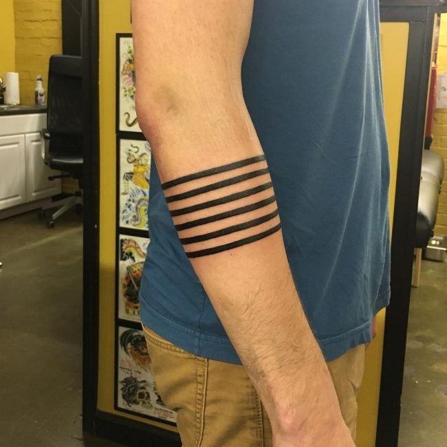 Tatuagem de braço de tinta preta precisa de linhas paralelas