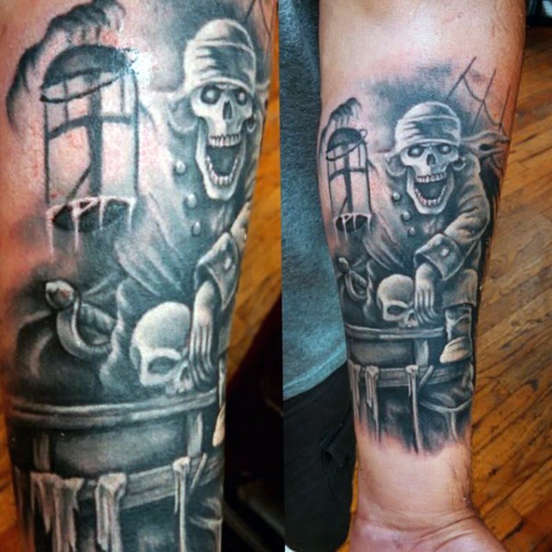 Tatuaje en el antebrazo,
esqueleto pirata con farol en la mesa