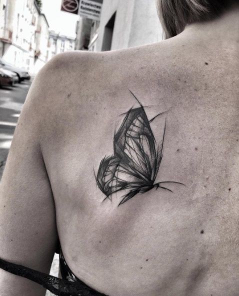 Tatuaggio scapolare di farfalla in inchiostro nero accurato di Inez Janiak