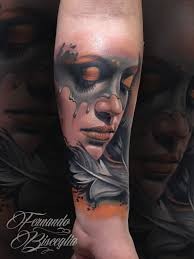 Genaues farbiges und detailliertes mythisches trauriges Porträt der Frau Tattoo am Unterarm mit Feder