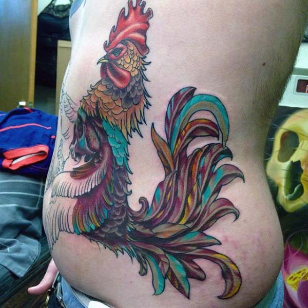 accurato colorato grande dettagliato gallo tatuaggio su lato