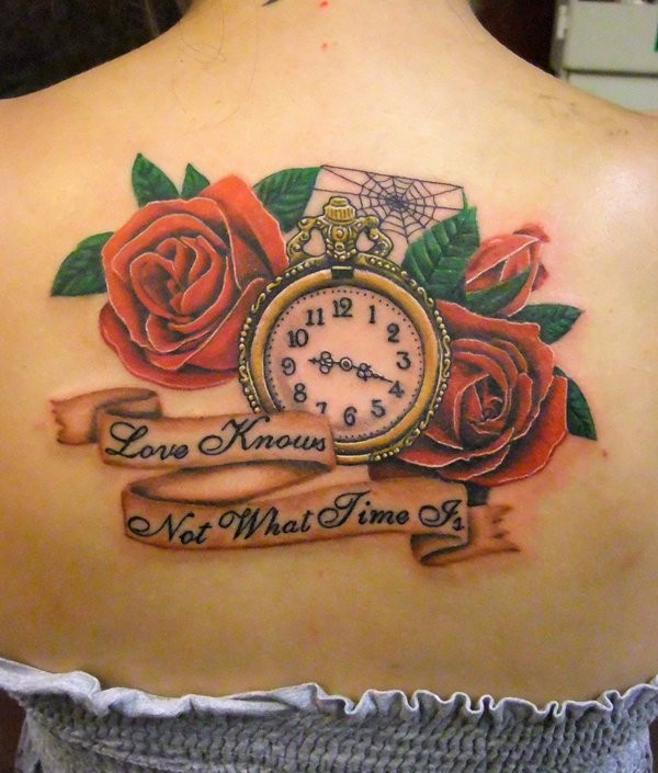 Tatuaje en la espalda, reloj con rosas, telaraña y inscripción