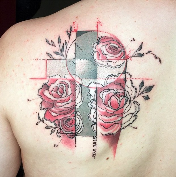 Tatuaggio scapolare disegnato e colorato di croce con rose di Dino Nemec
