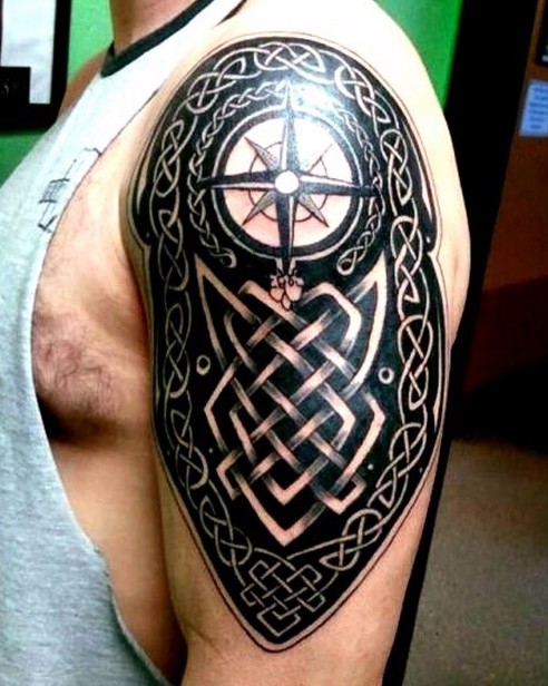 Genaues Design schwarze und weiße keltische Rüstung Tattoo