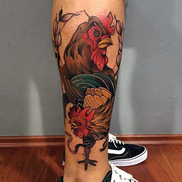 accurato disegno colorato i galli tatuaggio su gamba
